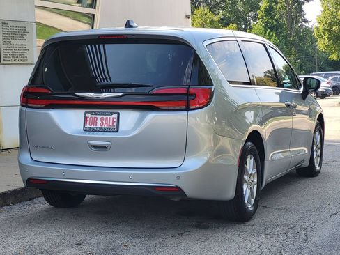 Used 2023 Chrysler Pacifica Touring-L FWD image 4