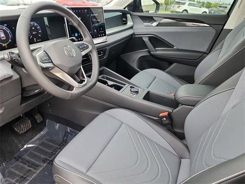 New 2025 Volkswagen Tiguan SE image 12