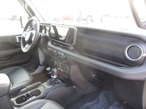 Used 2024 Jeep Wrangler Sahara image 39