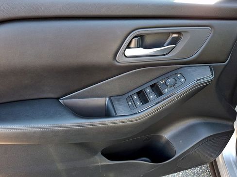 Used 2024 Nissan Rogue SV image 13