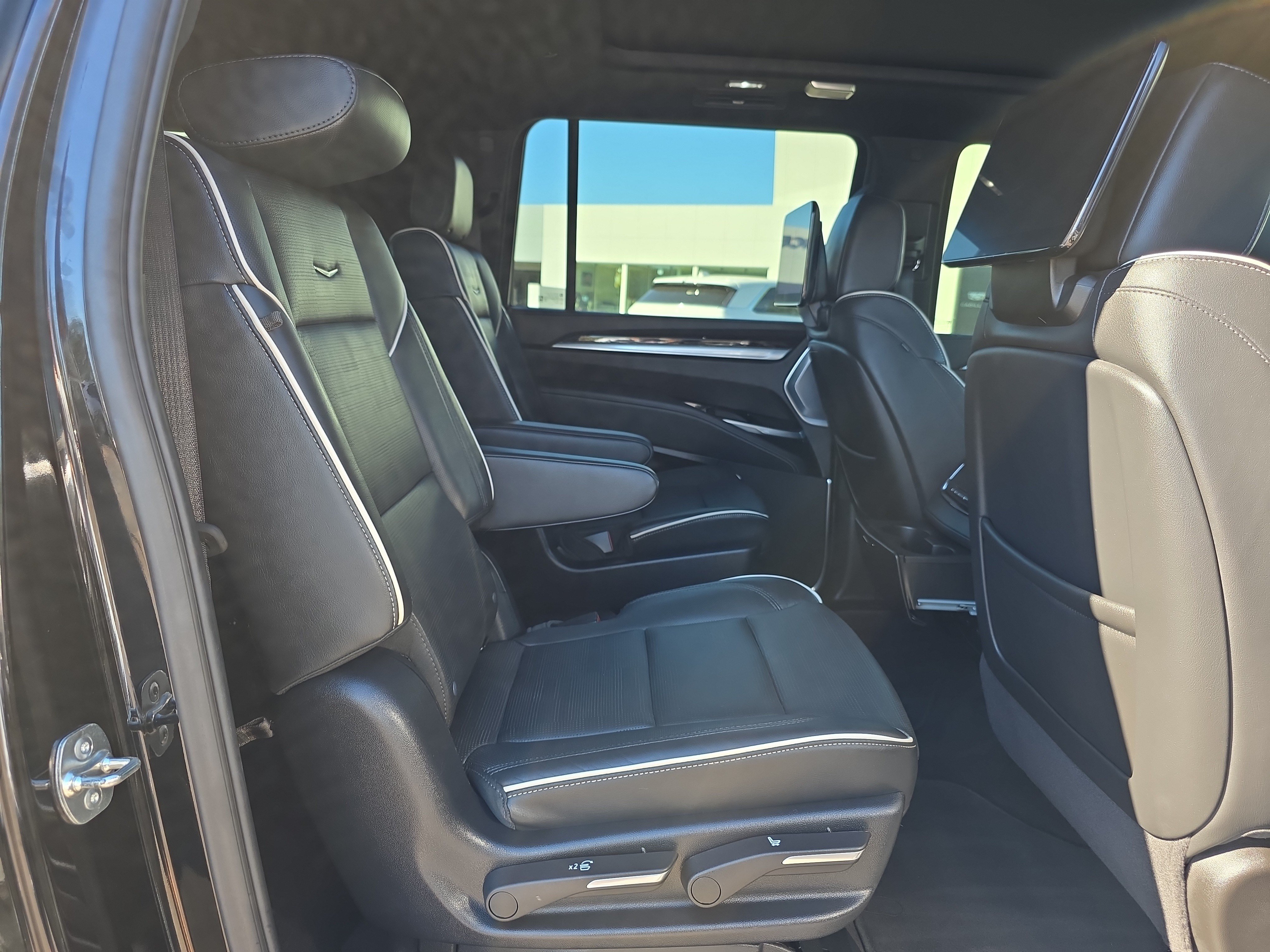 Used 2025 Cadillac Escalade ESV Premium Luxury w/ Touring Package AWD/4WD image 17
