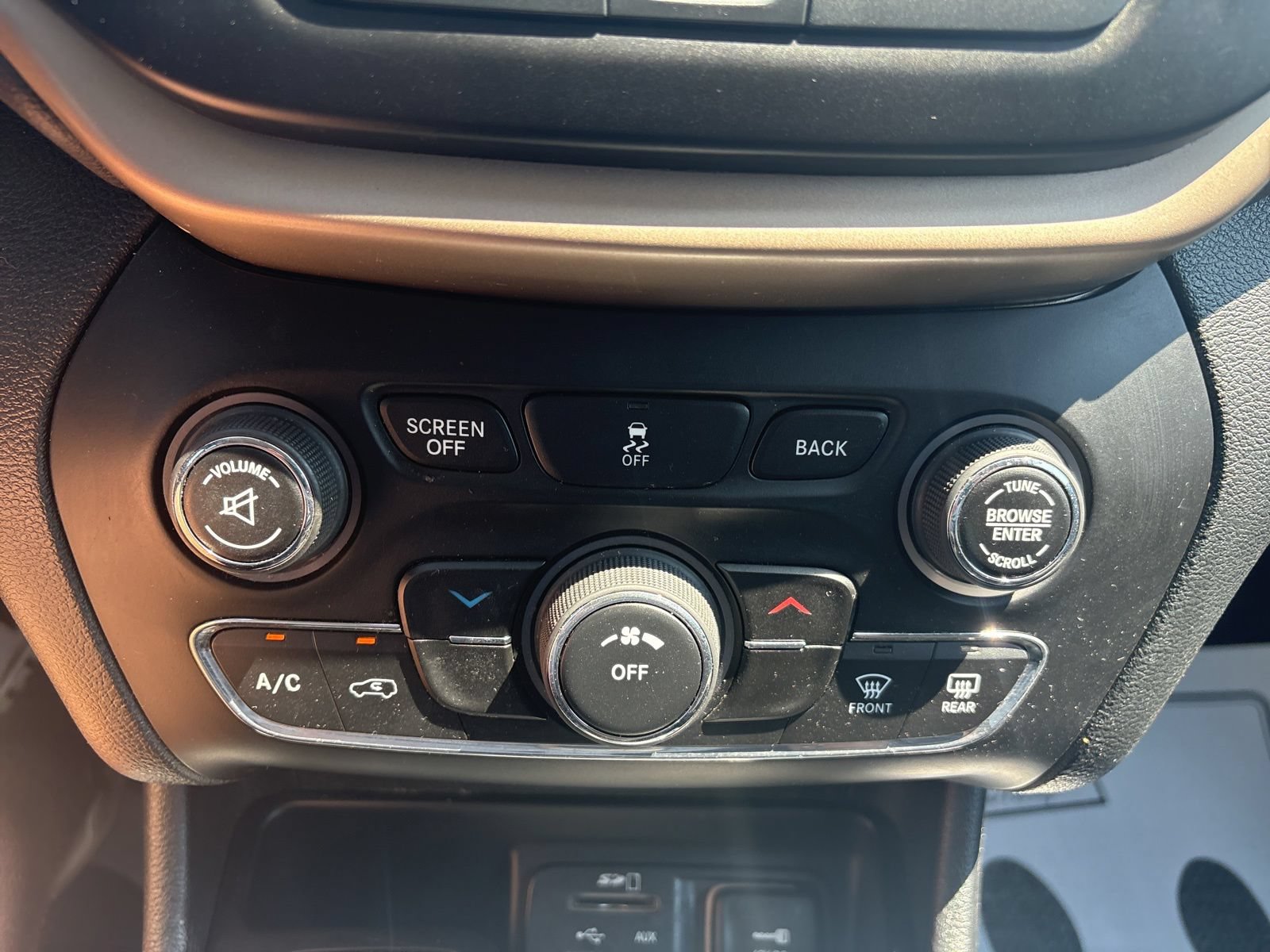 Used 2016 Jeep Cherokee Latitude w/ Cold Weather Group AWD/4WD image 24