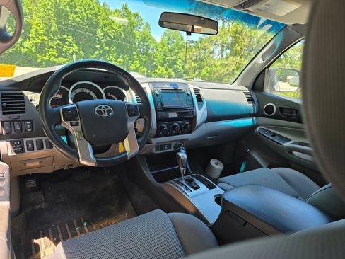 Used 2015 Toyota Tacoma PreRunner w/ TRD Off-Road Package RWD image 2