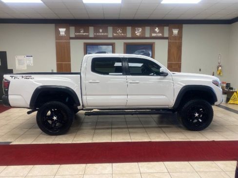Used 2016 Toyota Tacoma TRD Off-Road w/ Towing Package image 8