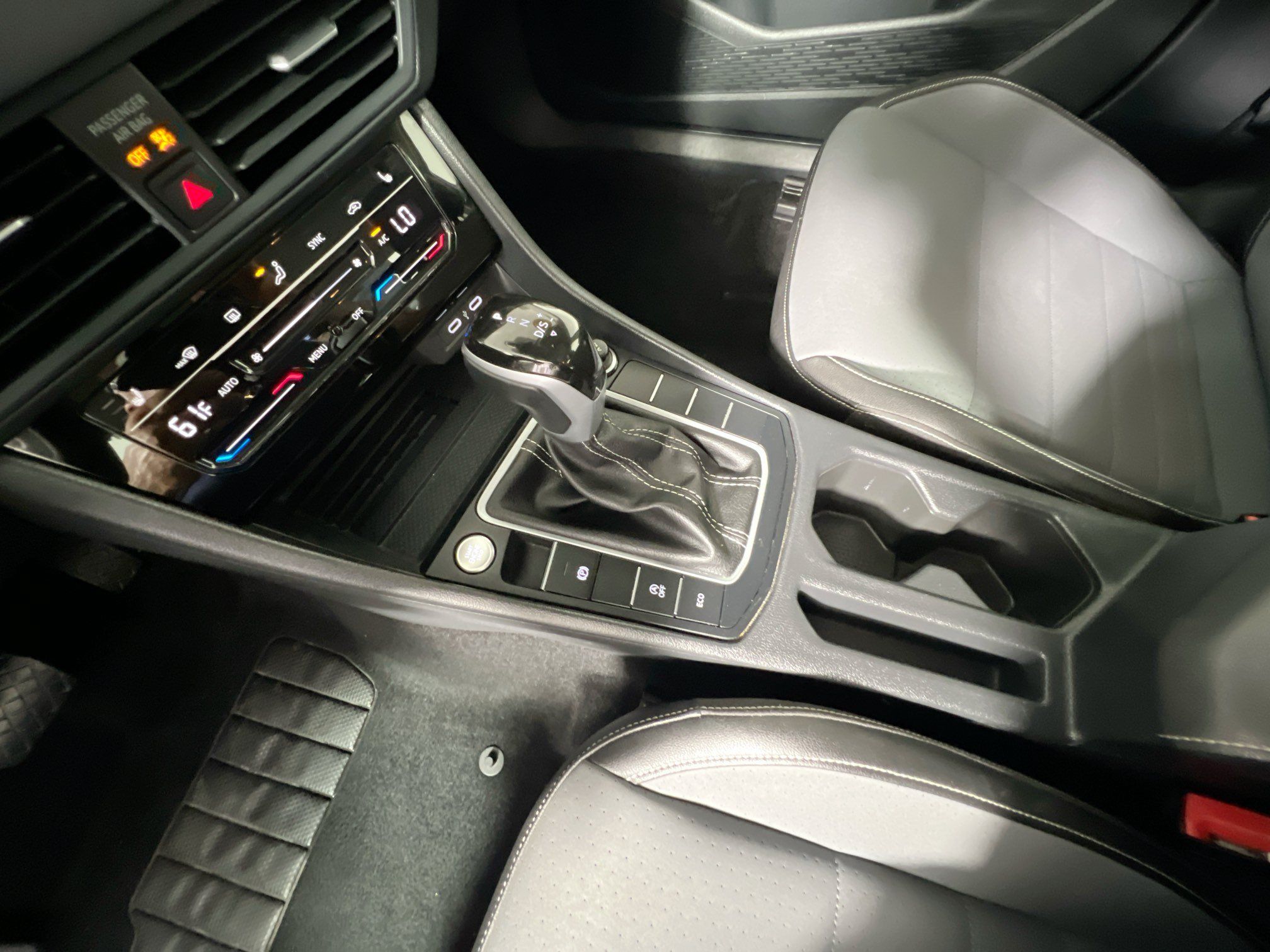 Used 2025 Volkswagen Jetta SE FWD image 25