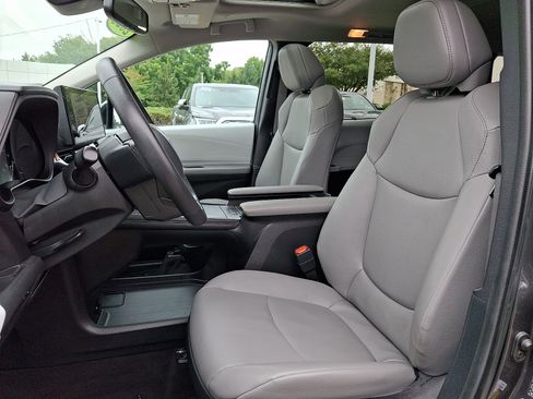 Certified 2025 Toyota Sienna XLE FWD image 13