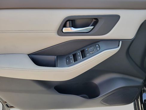 Used 2025 Nissan Rogue SL image 9