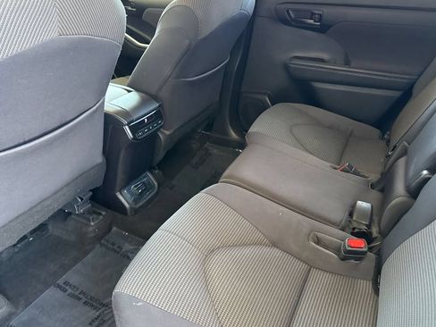 Used 2023 Toyota Highlander L FWD image 11