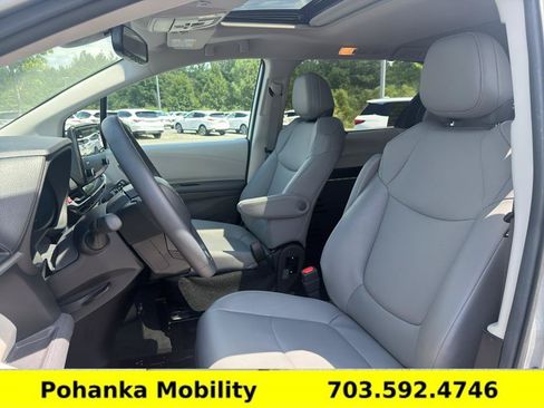 Used 2024 Toyota Sienna XLE FWD image 23