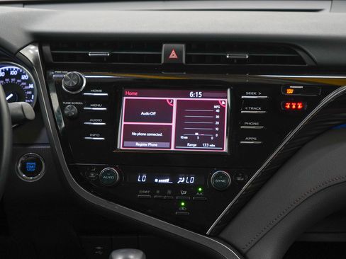 Used 2018 Toyota Camry XLE FWD image 15