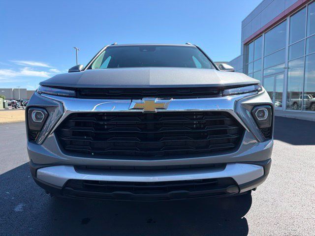 Used 2024 Chevrolet TrailBlazer LT w/ LT Cold Weather Package FWD image 2