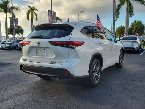 Used 2020 Toyota Highlander XLE FWD image 11