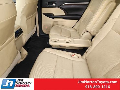 Used 2016 Toyota Highlander Limited Platinum AWD/4WD image 32