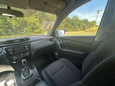 Used 2017 Nissan Rogue SV w/ SV Family Package FWD image 46