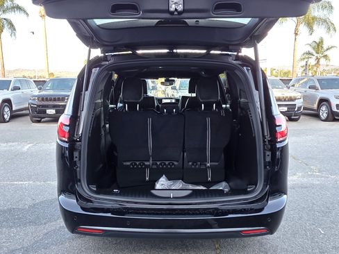 New 2026 Chrysler Pacifica Select w/ S Appearance Package image 17