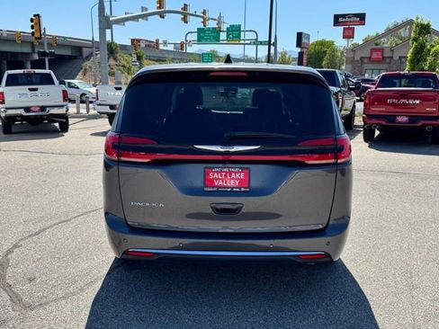 Used 2023 Chrysler Pacifica Touring-L FWD image 7