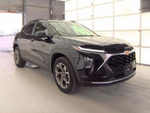 Used 2025 Chevrolet Trax LT w/ LT Convenience Package FWD image 3