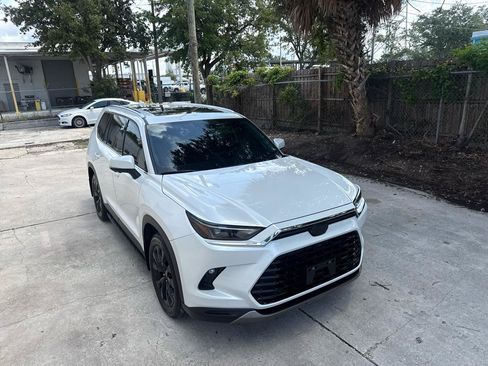 Used 2024 Toyota Grand Highlander AWD image 3