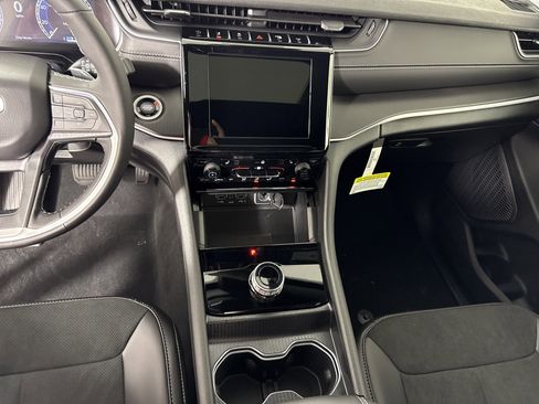 New 2025 Jeep Grand Cherokee Altitude image 25