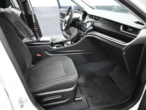 Used 2023 Jeep Grand Cherokee Laredo AWD/4WD image 20