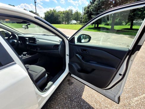 Used 2025 Nissan Rogue S image 15