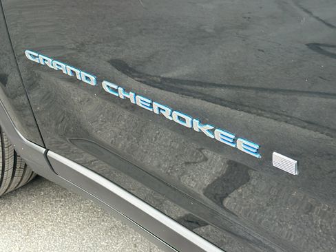 Used 2023 Jeep Grand Cherokee 4WD 4xe image 25