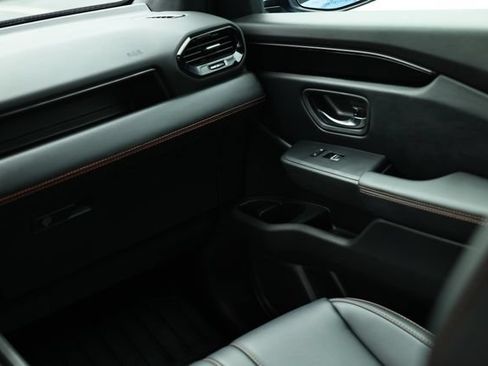 Used 2023 Honda Pilot TrailSport image 29