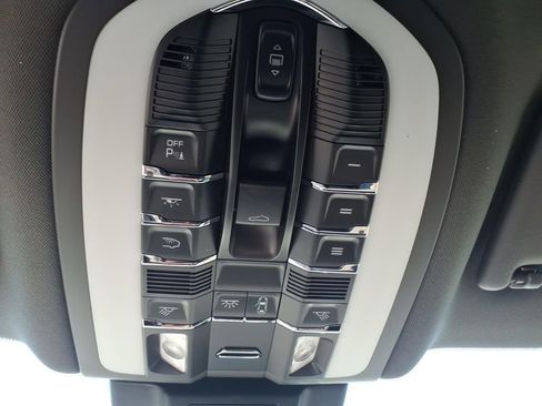 Used 2025 Porsche Macan AWD/4WD image 27