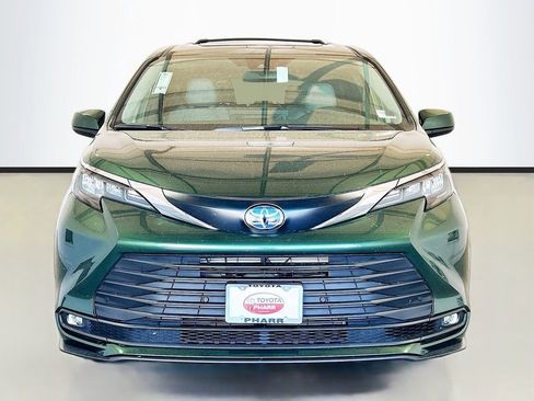 New 2025 Toyota Sienna XLE FWD image 2