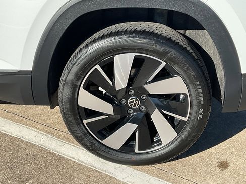 Used 2024 Volkswagen Atlas Cross Sport SE image 8