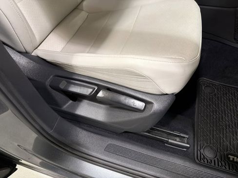 Used 2018 Volkswagen Tiguan SE image 37