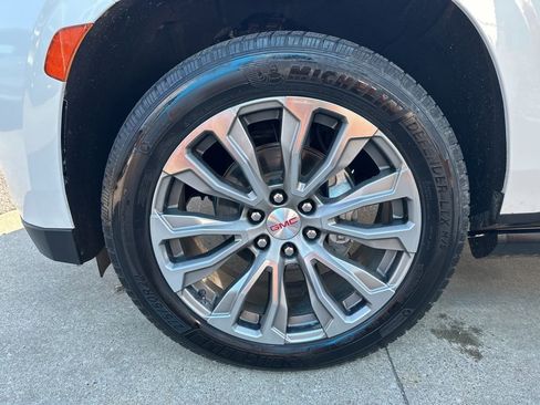 Used 2021 GMC Yukon Denali w/ Denali Premium Package image 6