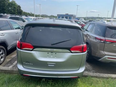 Used 2020 Chrysler Pacifica Touring-L w/ Tire & Wheel Group FWD image 5