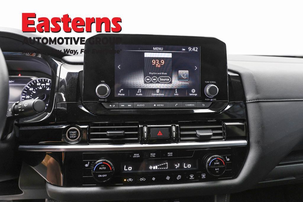 Used 2024 Nissan Pathfinder SV AWD/4WD image 12
