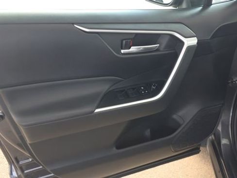 Used 2021 Toyota RAV4 XLE w/ Convenience Package FWD image 10