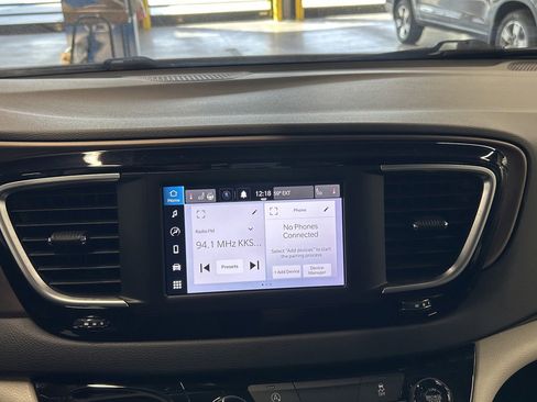 Used 2023 Chrysler Voyager LX image 28