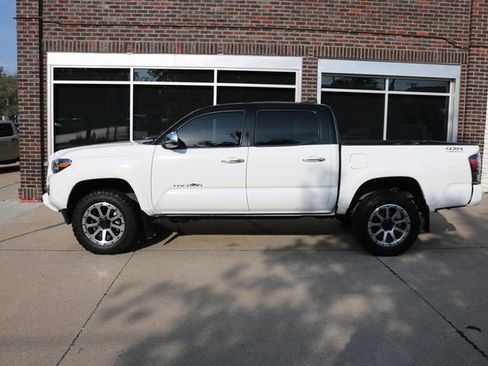 Used 2020 Toyota Tacoma Limited image 2