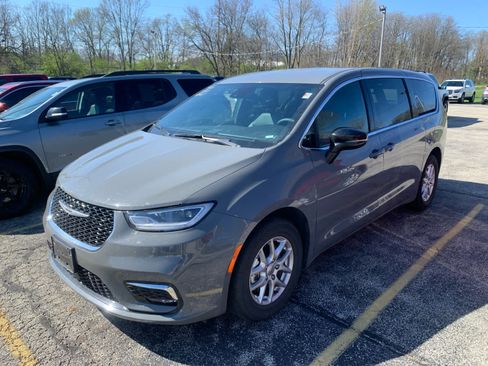 Used 2025 Chrysler Pacifica Select image 1