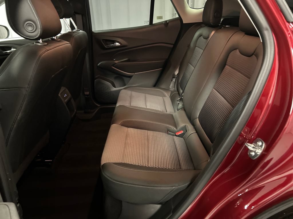 Used 2025 Chevrolet Trax LT w/ LT Convenience Package FWD image 21