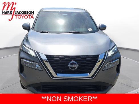 Used 2023 Nissan Rogue SV image 2