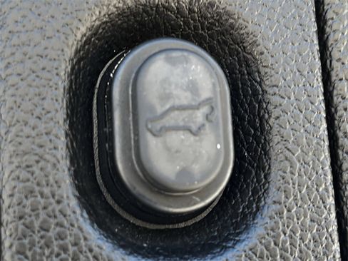 Used 2017 GMC Yukon SLT image 30