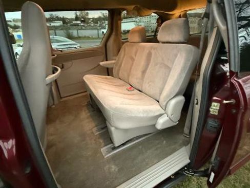 Used 2002 Chrysler Town & Country LX image 10