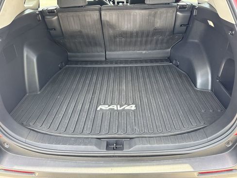 Used 2022 Toyota RAV4 LE image 18