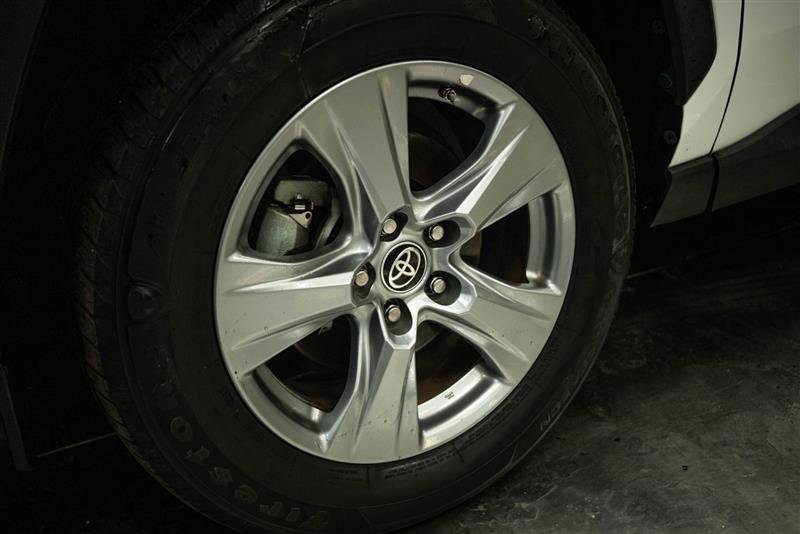Used 2022 Toyota RAV4 LE AWD/4WD image 3