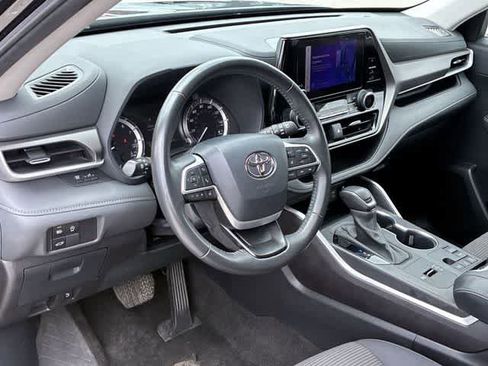 Used 2024 Toyota Highlander LE FWD image 2