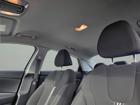 Used 2022 Hyundai Elantra SEL image 18