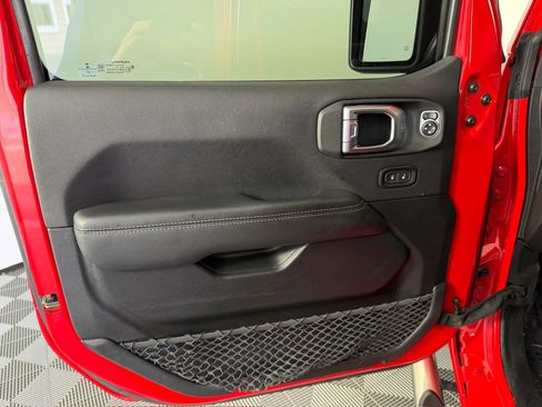 Used 2020 Jeep Wrangler Unlimited Sahara AWD/4WD image 30