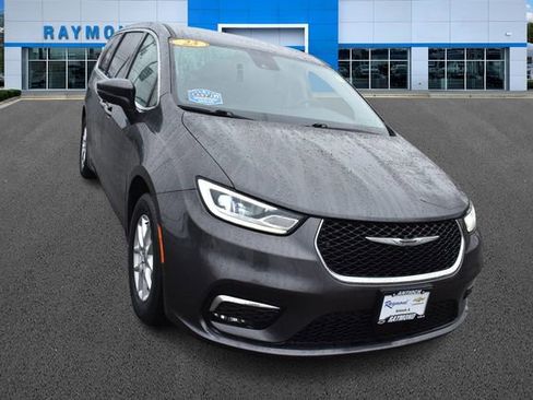 Used 2023 Chrysler Pacifica Touring-L FWD image 10