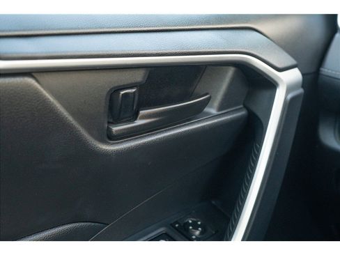Used 2019 Toyota RAV4 LE FWD image 11