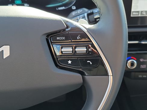Certified 2025 Kia Niro EX FWD image 28